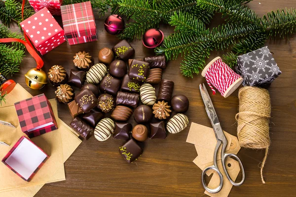 Wrapping assorted chocolates in small boxes