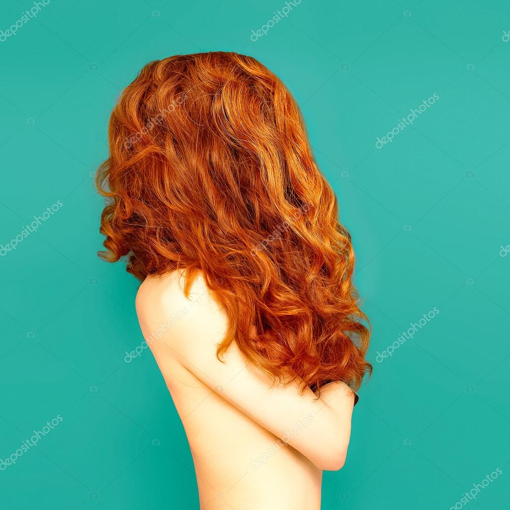 Рыжая модель с кудрявыми волосами сосет крупным планом