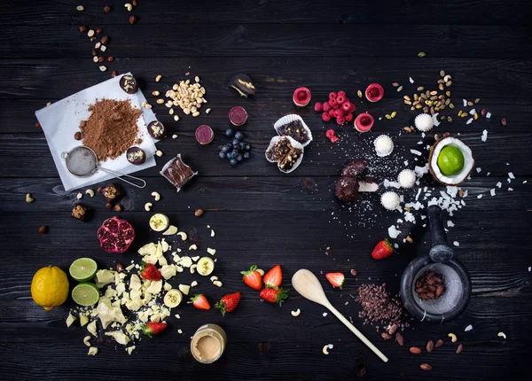 Raw cakes and fresh fruits