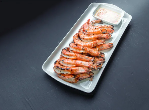 Fresh grilled shrimps close upfresh grilled shrimps, blak backgr