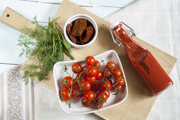 Sun-dried tomatoes, fresh tomatoes and tomato puree