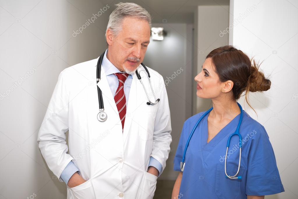 Смотреть онлайн Седой врач с медсестрой осматривают гламурную блондинку бесплатно
