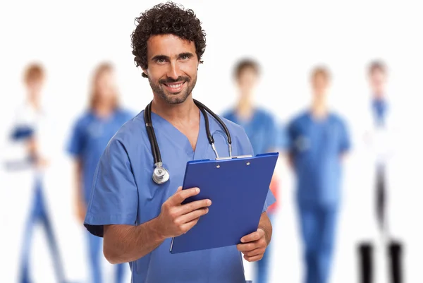 微笑位医生,在医疗团队 - 图库照片minervastoc