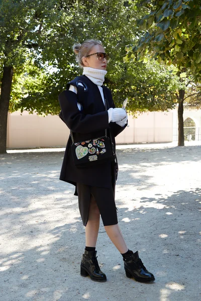 Woman poses for photographers before Yang Li show, Paris fashion week