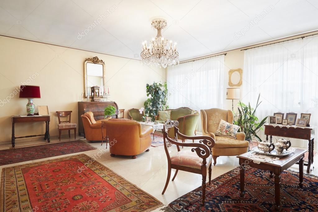 Woonkamer, klassieke interieur met antiquiteiten — stockfoto ... Interieur klassiek woonkamer