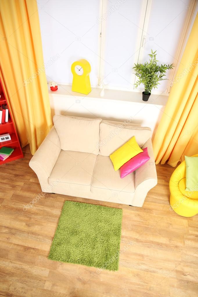 Moderne woonkamer interieur met de witte bank en groene tapijt ... Banken woonkamer interieur