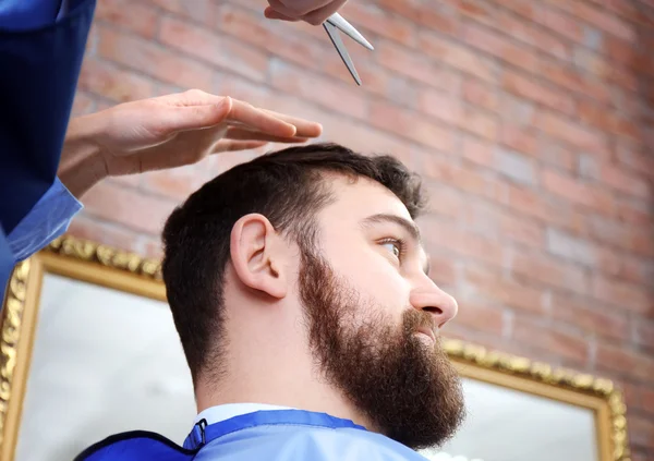 Man visit barber shop