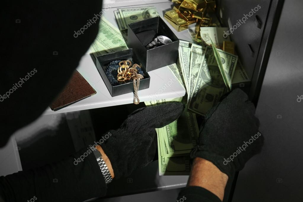 Охранник жестко наказывает воровку за то что спрятала деньги в пизде