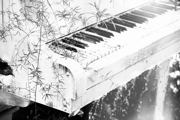 Piano in shades of grey