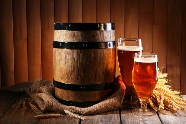 Beer barrel with beer glasses