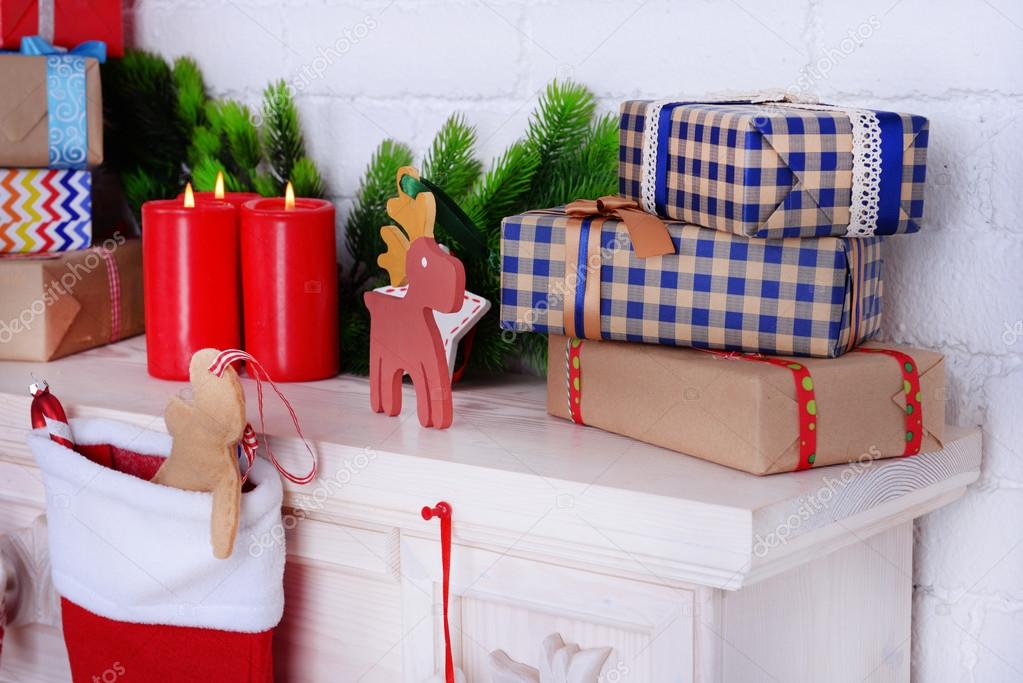 Chimenea con regalos y decoración de la navidad — foto de stock ...