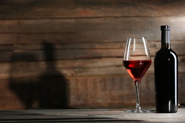 Natura morta con bicchiere di vino, bottiglia e barilotto — foto ... Botte tavolo con vetro