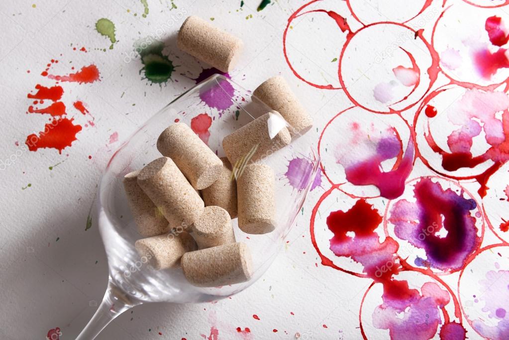 Copa de vino llena de corchos y uvas pintadas con vino y acuarelas ... Uvas pintadas