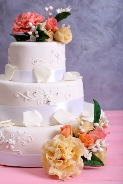 Decorated wedding cake