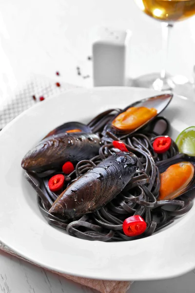 Cooked pasta, mussel, lime and wine