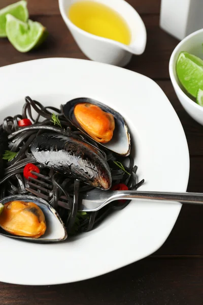 Cooked pasta, mussel and lime