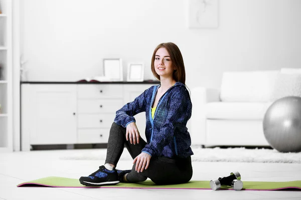 照片的年轻能量与健身球在家里-体育女孩bel图库女生的句子正图片