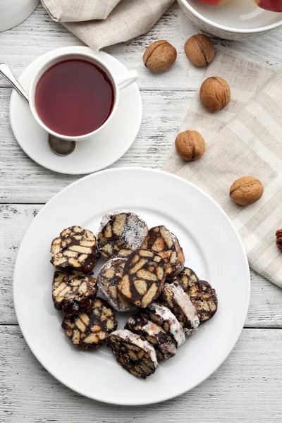 在木制的背景板中的巧克力腊肠关闭 - 图库照片