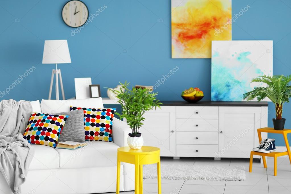 Woonkamer interieur — stockfoto © belchonock #99482428 Groene woonkamer planten