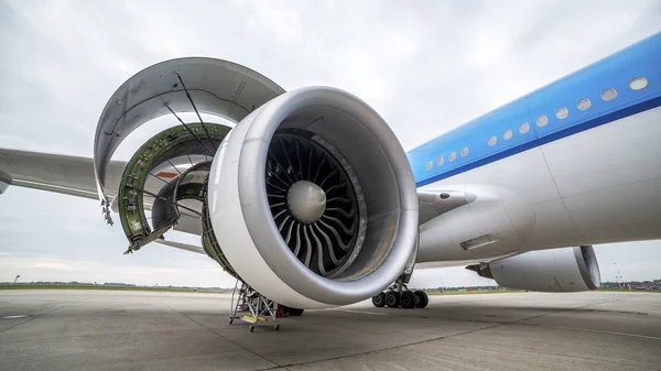 Maintenance of engine in an airplane