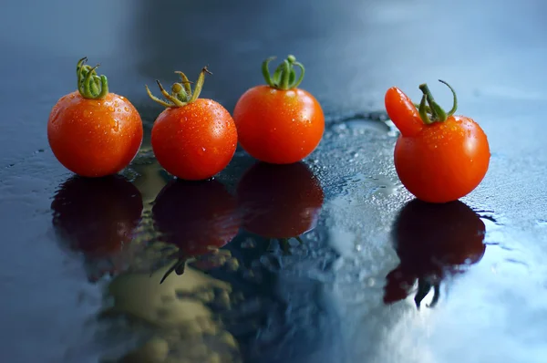Four tomatoes - be different