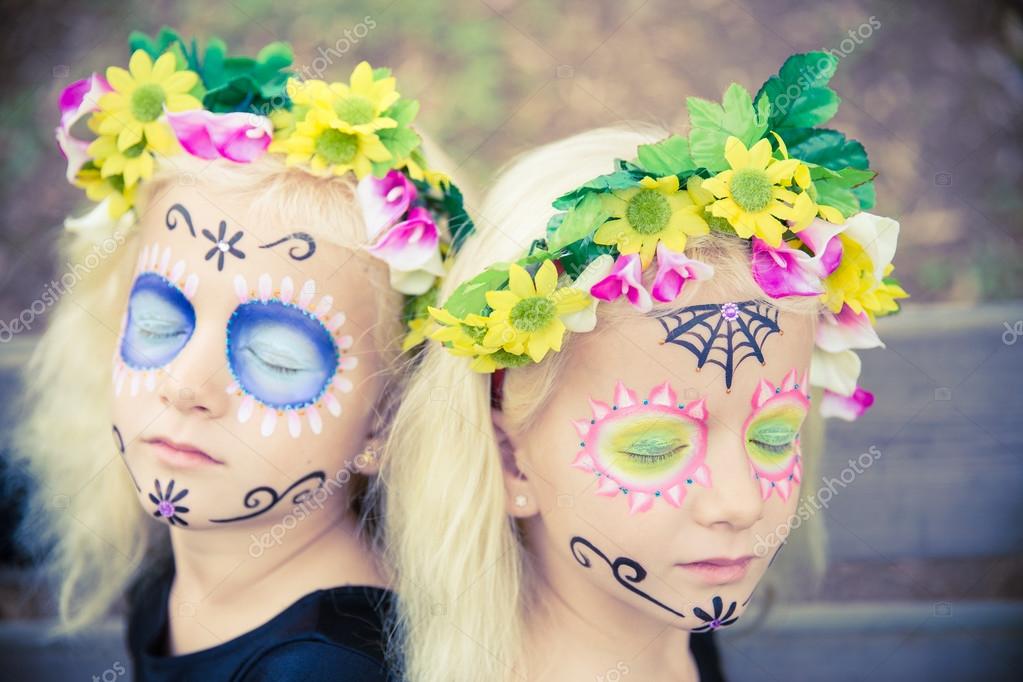 Gemelas de halloween con los ojos cerrados \u2014 Foto de Stock 85932648