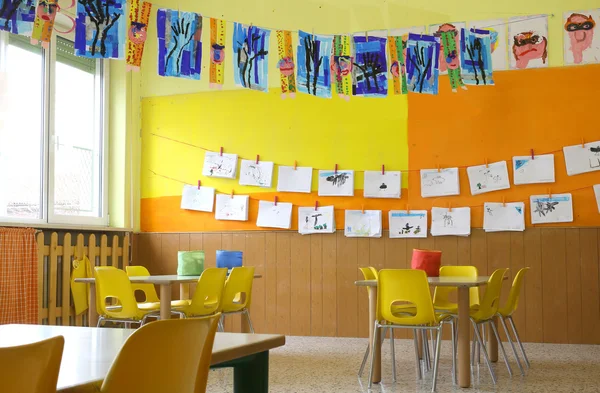 Kindergarten class with the yellow chairs and many children\'s dr