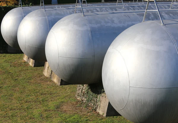 Many long gas pressure vessels for the storage of flammable natu