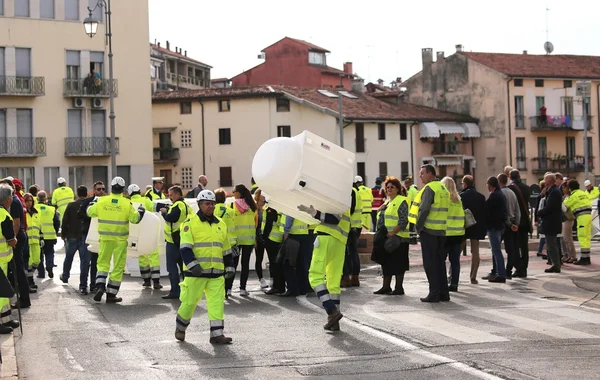 Vicenza, Italy. 10th October, 2015. Civil Protection in action to Contrast to Hydraulic Emergency in the city