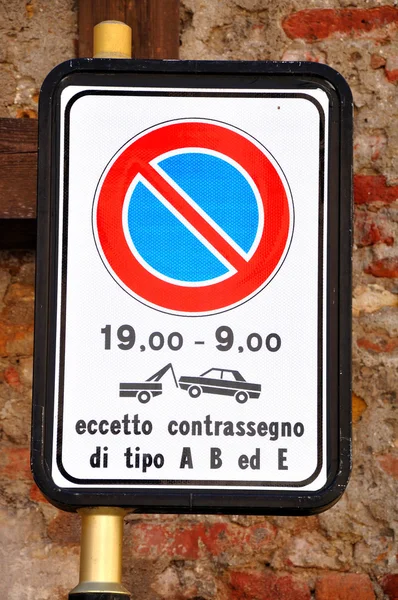 Italian No parking sign.