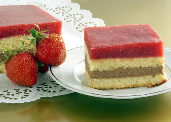 Biscuit layer-cake with chocolate filling and strawberry pulp
