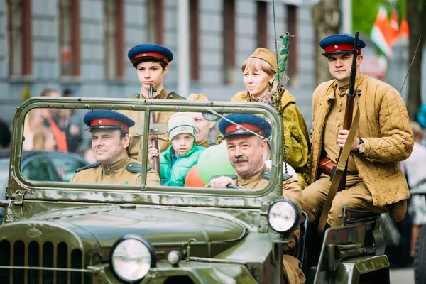 People uniformed Soviet soldiers and officers involved in the pa