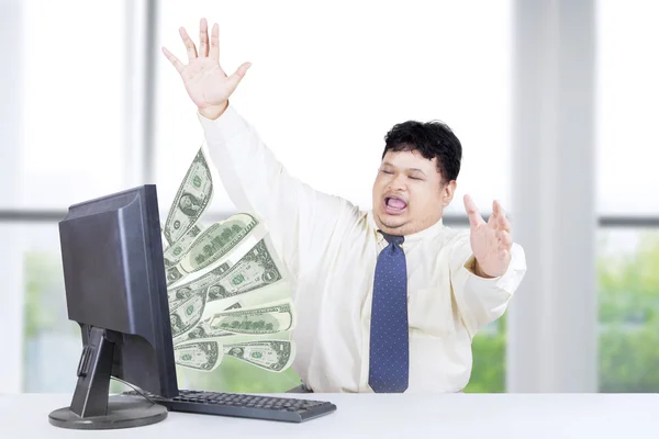 Entrepreneur get money from computer