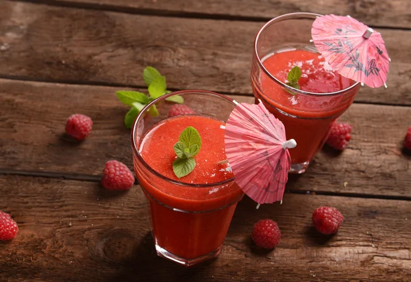 Raspberry cocktails with mint