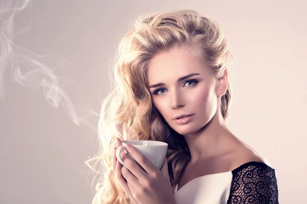 Model with coffee cup, mug in coffee shop. Fashion Woman, tea pa