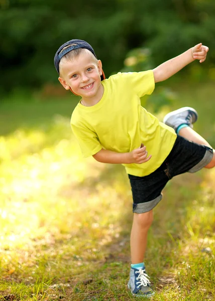 Portrait of cute little boy in summer - 图库照片z