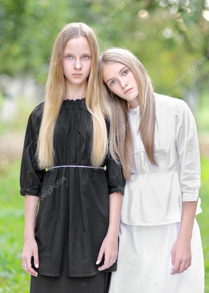 Две девушки на природе картинки Две девушки на природе картинки