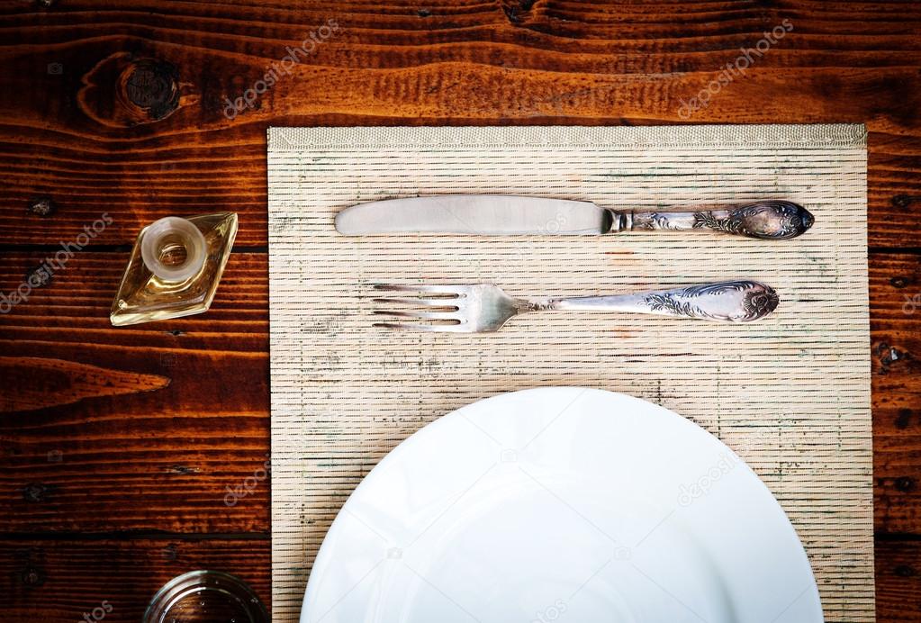 Ajuste de la tabla para dos personas con platos vacÃos mesa ... Mesa con madera rústica en l