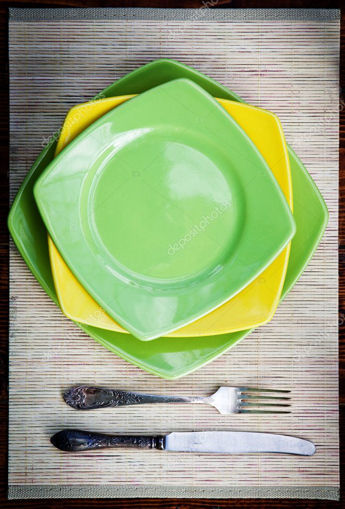 Ajuste de la tabla para dos personas con platos vacÃos mesa ... Mesa con madera rústica en l