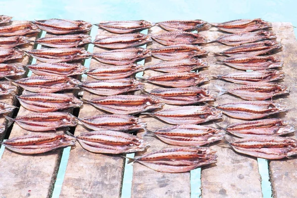Drying salted fishes