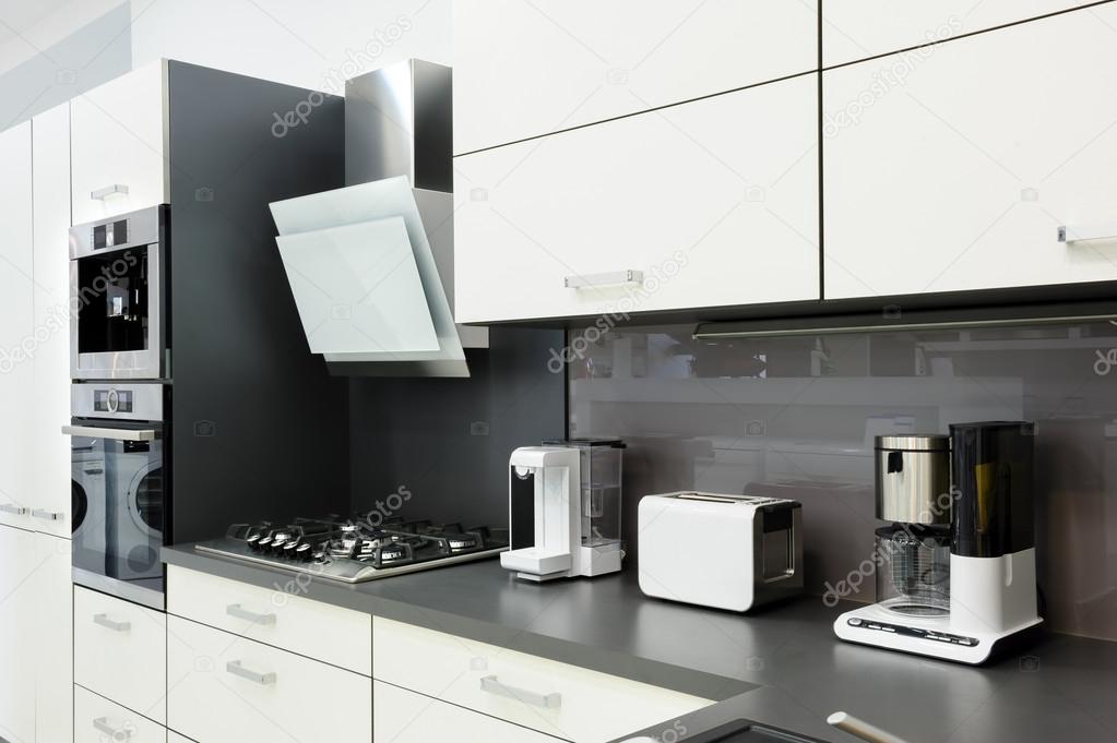 Moderne witte keuken, schoon interieur design — stockfoto ...