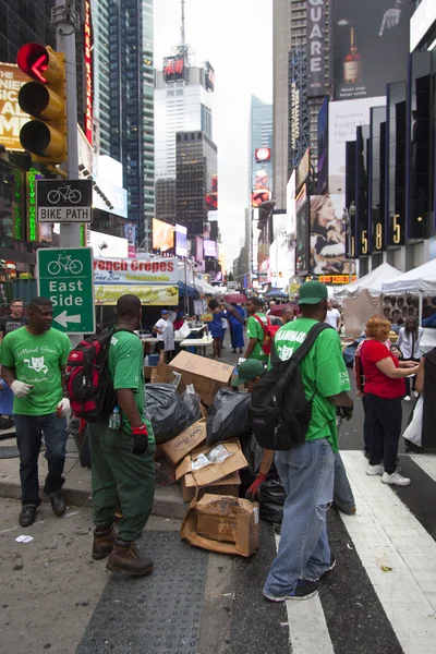 New york city, 12 september 2015: cleaners in green outfit on br