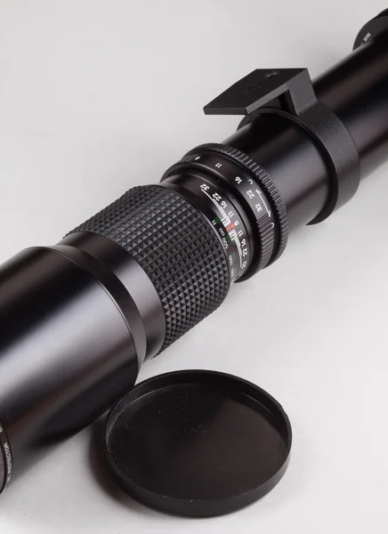 Telephoto lens for taking pictures of distant objects