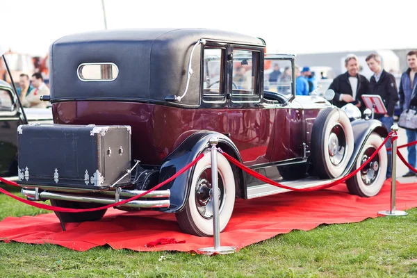 Unidentified people view car Packard Single Eight