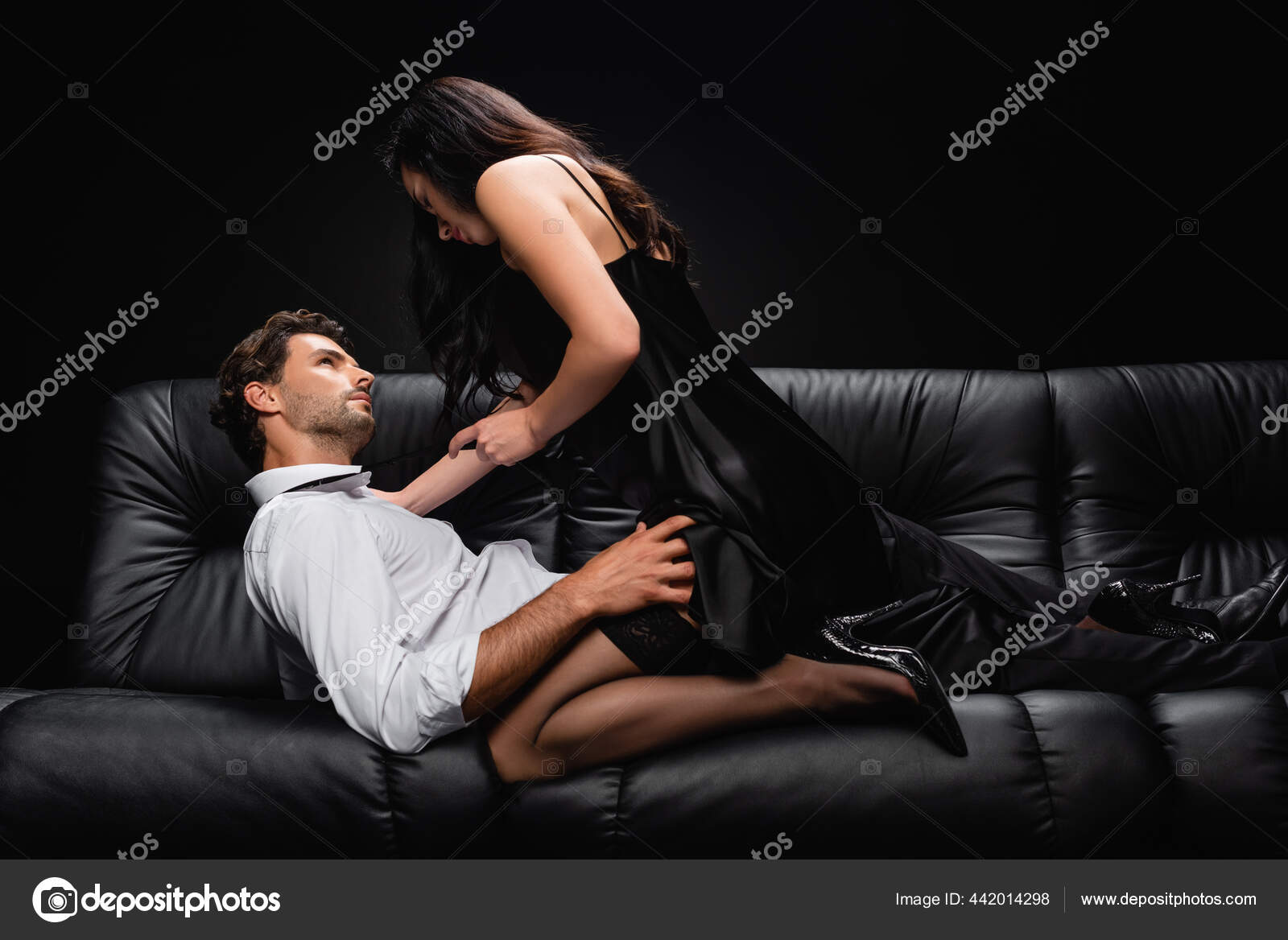 Красивая брюнетка эффектно искушает мужчину на секс и ублажает на диване