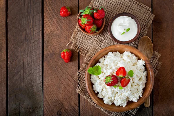 Cottage cheese with strawberries and sour cream