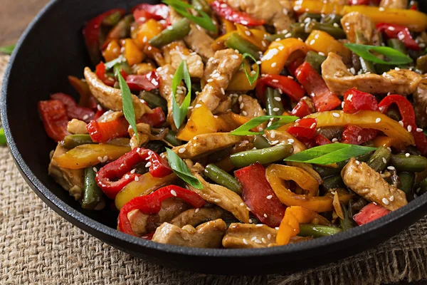 Chicken,peppers and green beans.