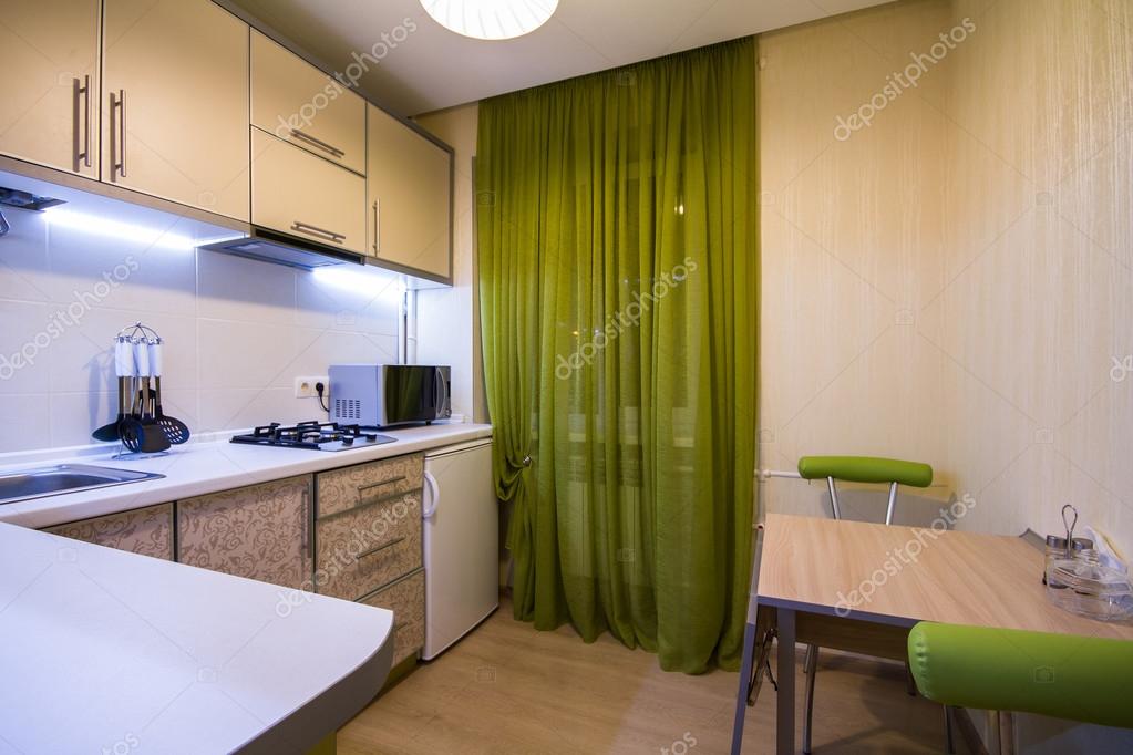 Moderne kleine keuken met groene gordijnen — stockfoto © ratatos ...