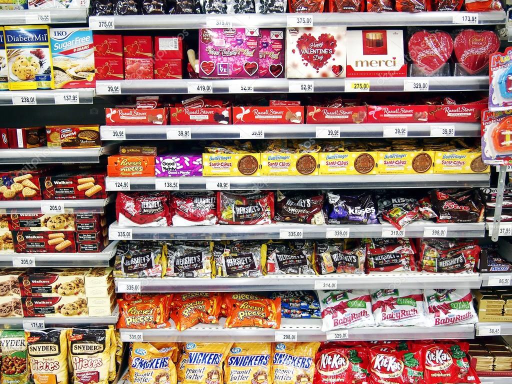 Una variedad de caramelos y barras de chocolate importados y locales