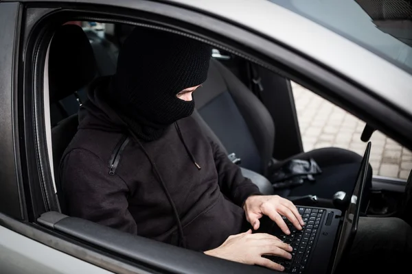 Car Thief tries to disarm car security systems